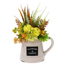 Podzimní aranžmá s květinami a dekoracemi.