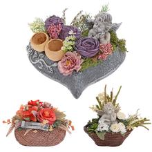 Smuteční vazba s květinami a sochou anděla.