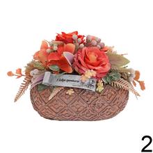 Smuteční vazba s květinami a sochou anděla.