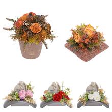 Smuteční vazba s růžovými květy a zelenými listy.