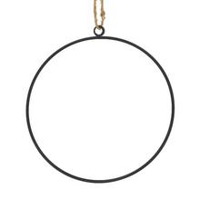 Černý kovový kruh na zavěšení o průměru 20 cm.