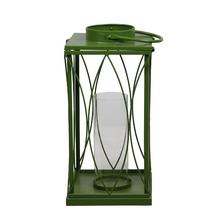 Zelený kovový lampáš čtvercového tvaru.