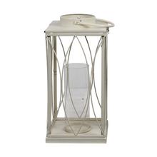 Kovový lampáš v krémové barvě se skleněným vnitřkem.