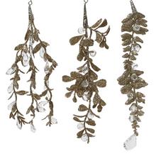 Závěs s třpytkami v barvě šampaňského s dekorativními prvky.