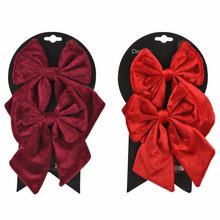 Sada mašlí v bordové a červené barvě na kartě.