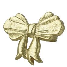 Zlatý ubrousek s mašlí.