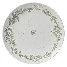 Talíř s vánočním věncem a stříbrnými korálky.