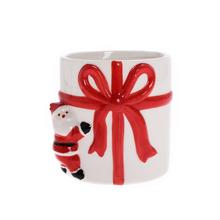 Vánoční obal s mašlí a postavičkou Mikuláše.