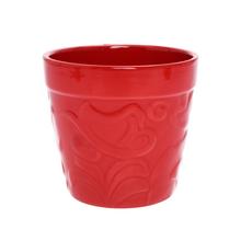 Červený obal s válcem na květiny.