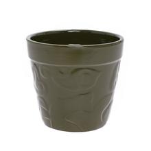 Zelený keramický obal s válcem.