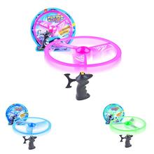 Létající disk se světelným efektem v různých barvách.