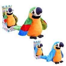 Plyšový papoušek, který mluví a opakuje slova.