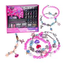 Sada náramků s korálky a přívěsky na výrobu šperků.