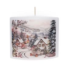 Vánoční svíčka s krajinou a zasněženými domky.