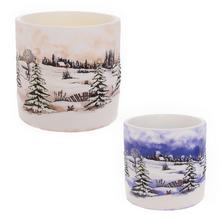 Vánoční svíčka s krajinou a zimním motivem.