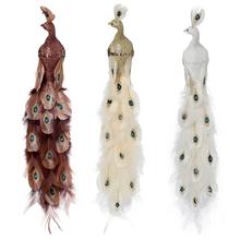 Páv na sponě v mixu barev hnědá, bílá a zlatá s glitry a peřím.