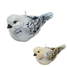 Malá svíčka ve tvaru ptáčka s dekorativním povrchem.