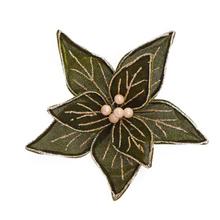 Vánoční růže na klipu v zelené a šampaňské barvě.