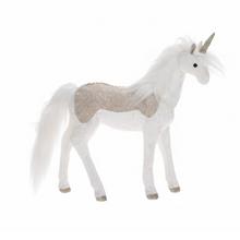 Bílý a béžový textilní jednorožec.