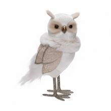 Textilní figurka sovy v bílo-bežové barvě.