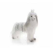 Bílo-šedý textilní pes s korunou.