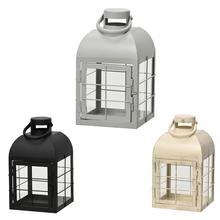 Kovový lampáš ve třech barvách: černé, šedé a bílé.