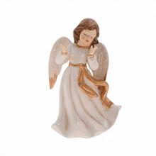 Bílý anděl se zlatými detaily.