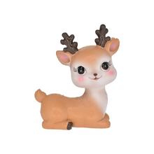 Ležící hnědý sob s parohy.