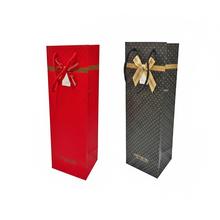 Dárková taška na víno v mixu barev s mašlí.