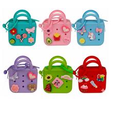 Kabelka s přívěskem, se zipem, různé barvy a vzory.