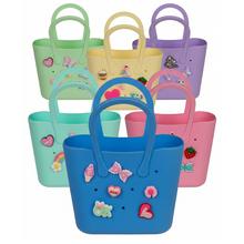 Kabelka s přívěskem v různých barvách.