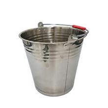 Nerezový kbelík s objemem 10 litrů.