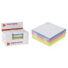 Samolepicí bločky v různých barvách.