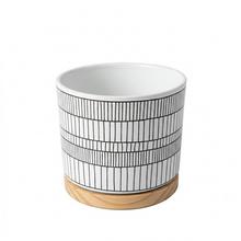 Květináč Oslo s černými pruhy a dřevěným podstavcem.