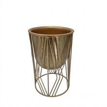 Zlatý květináč s obalem a stojanem, výška 26 cm, průměr 17 cm.