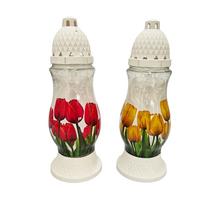 Hrobové svíčky s tulipány v červené a žluté barvě.